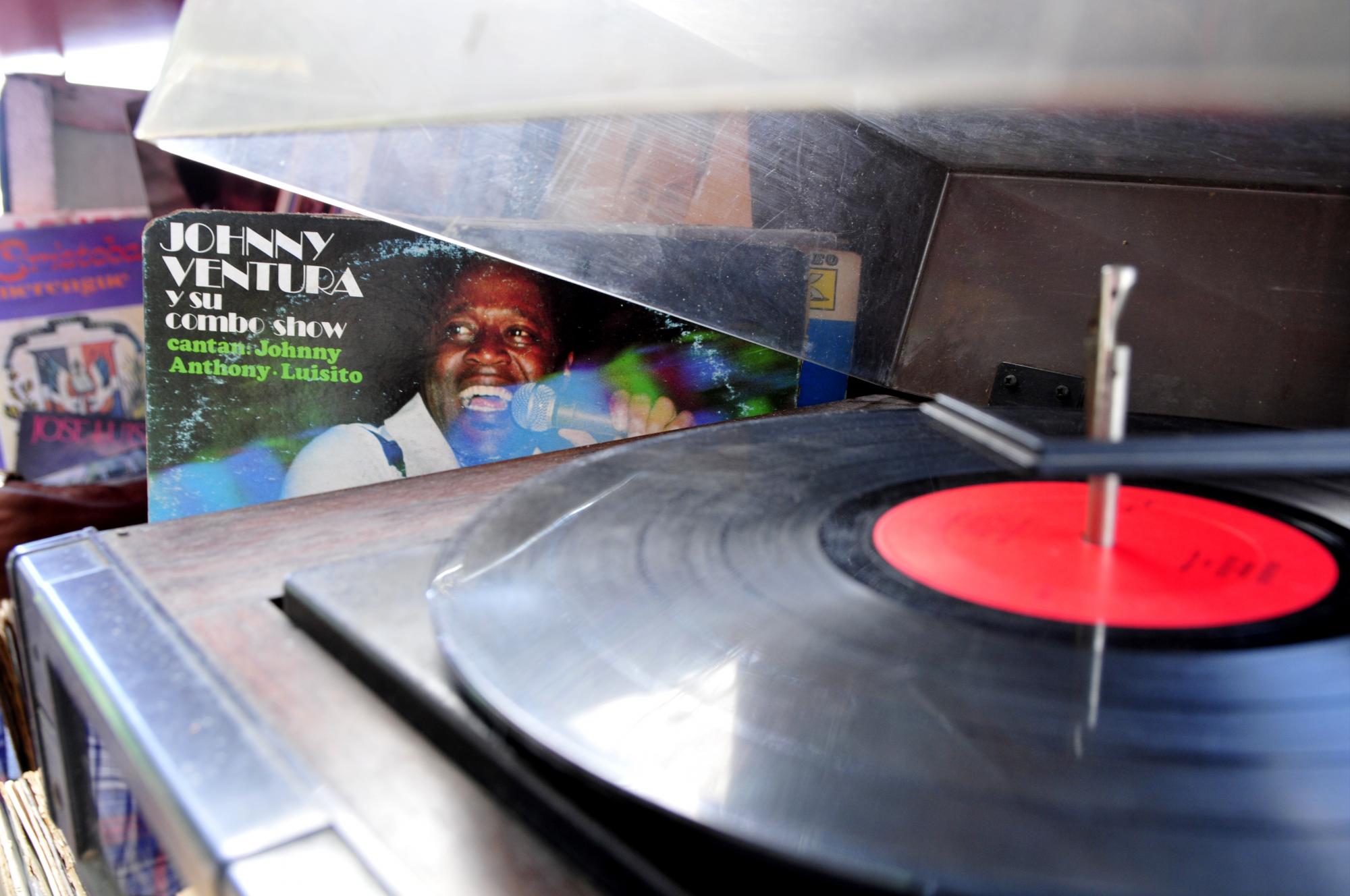 Discos de vinilo en el puesto de Otilio Soto en la avenida Mella de Santo Domingo.