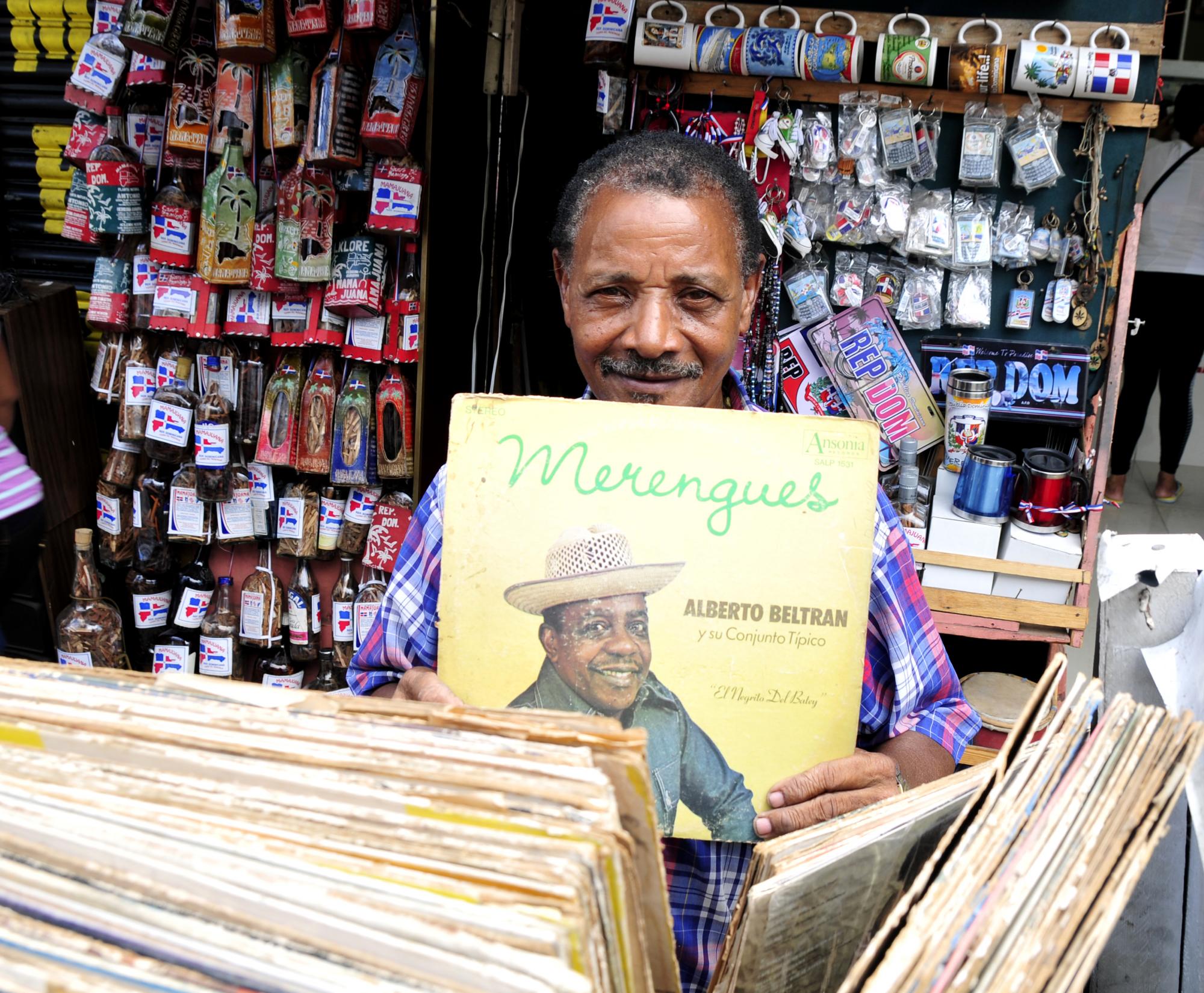 Discos de vinilo en el puesto de Otilio Soto en la avenida Mella de Santo Domingo.