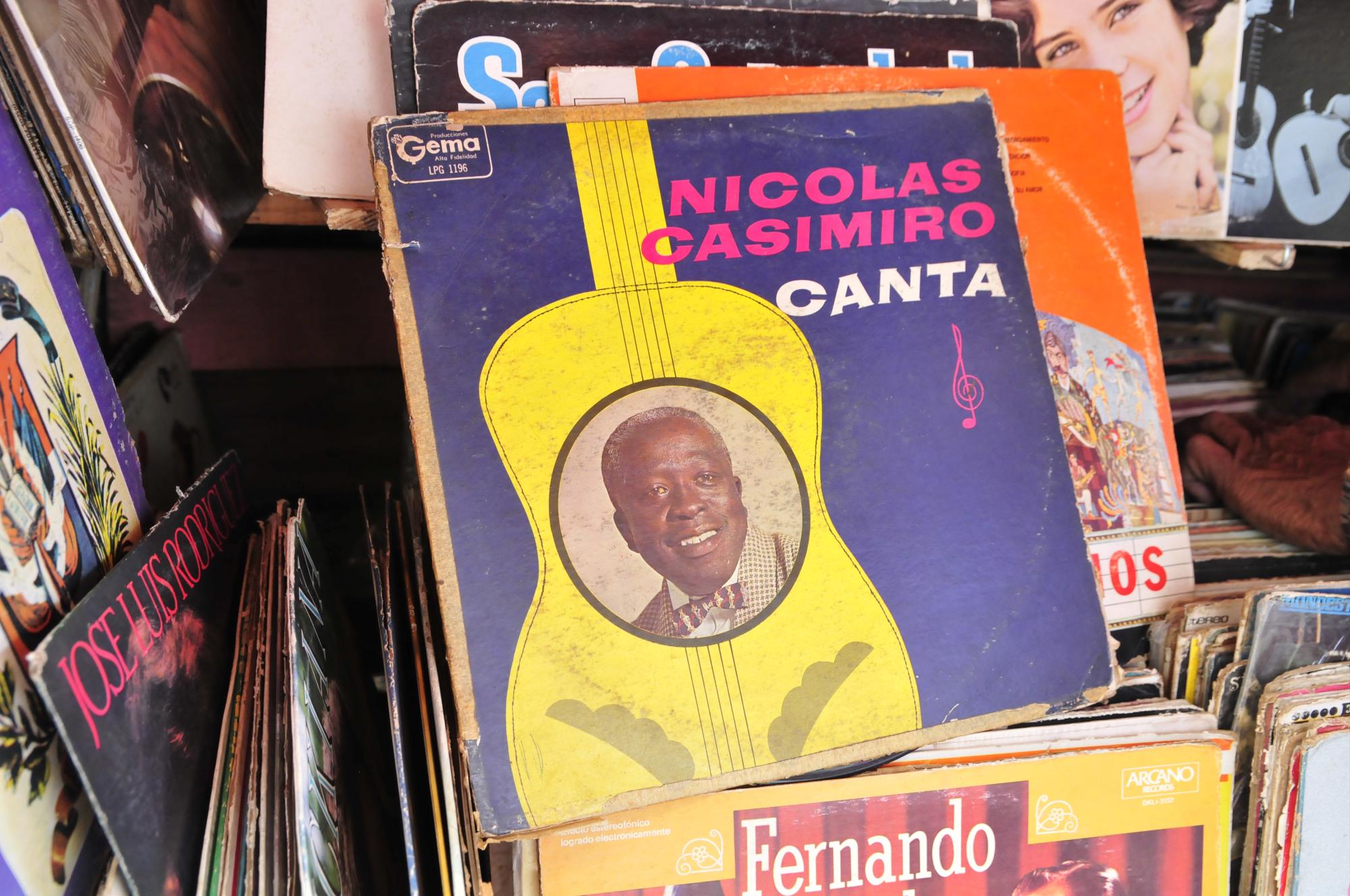 Discos de vinilo en el puesto de Otilio Soto en la avenida Mella de Santo Domingo.