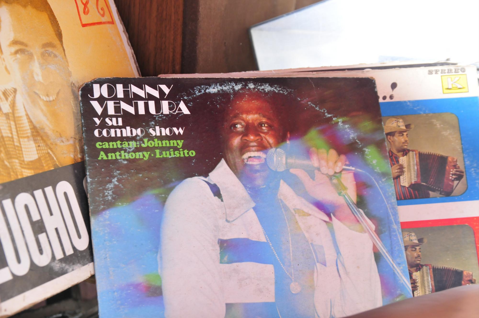 Discos de vinilo en el puesto de Otilio Soto en la avenida Mella de Santo Domingo.