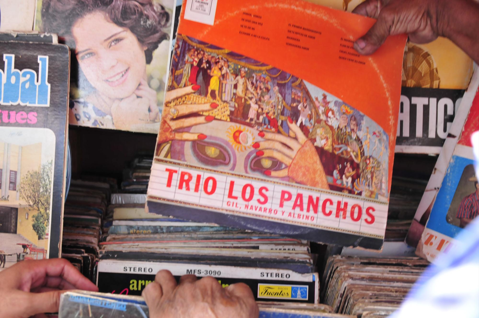 Discos de vinilo en el puesto de Otilio Soto en la avenida Mella de Santo Domingo.