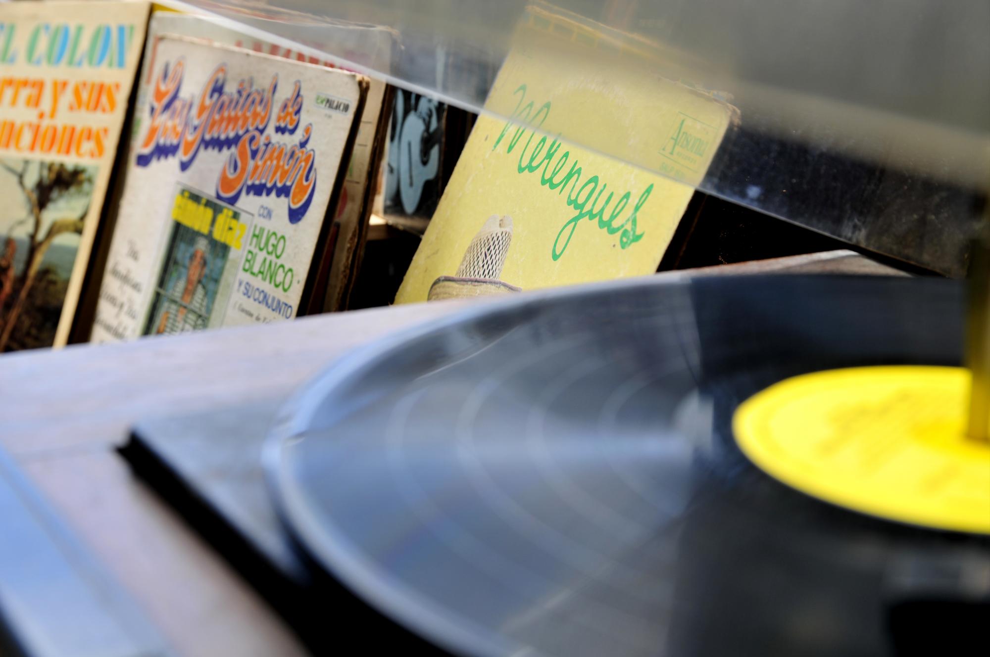 Discos de vinilo en el puesto de Otilio Soto en la avenida Mella de Santo Domingo.