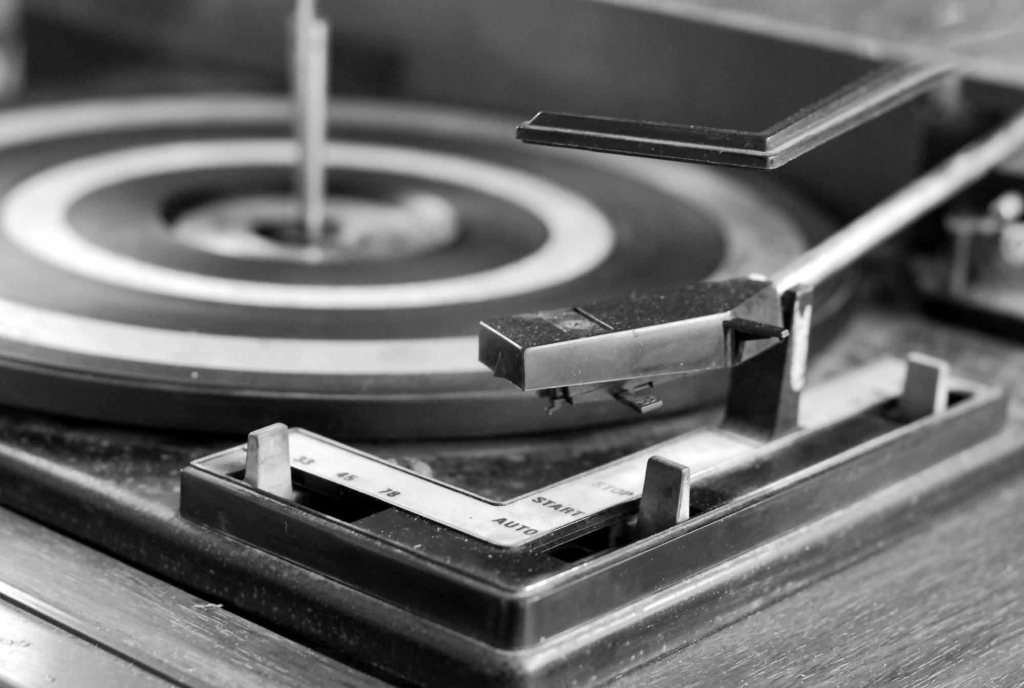 Discos de vinilo en el puesto de Otilio Soto en la avenida Mella de Santo Domingo.