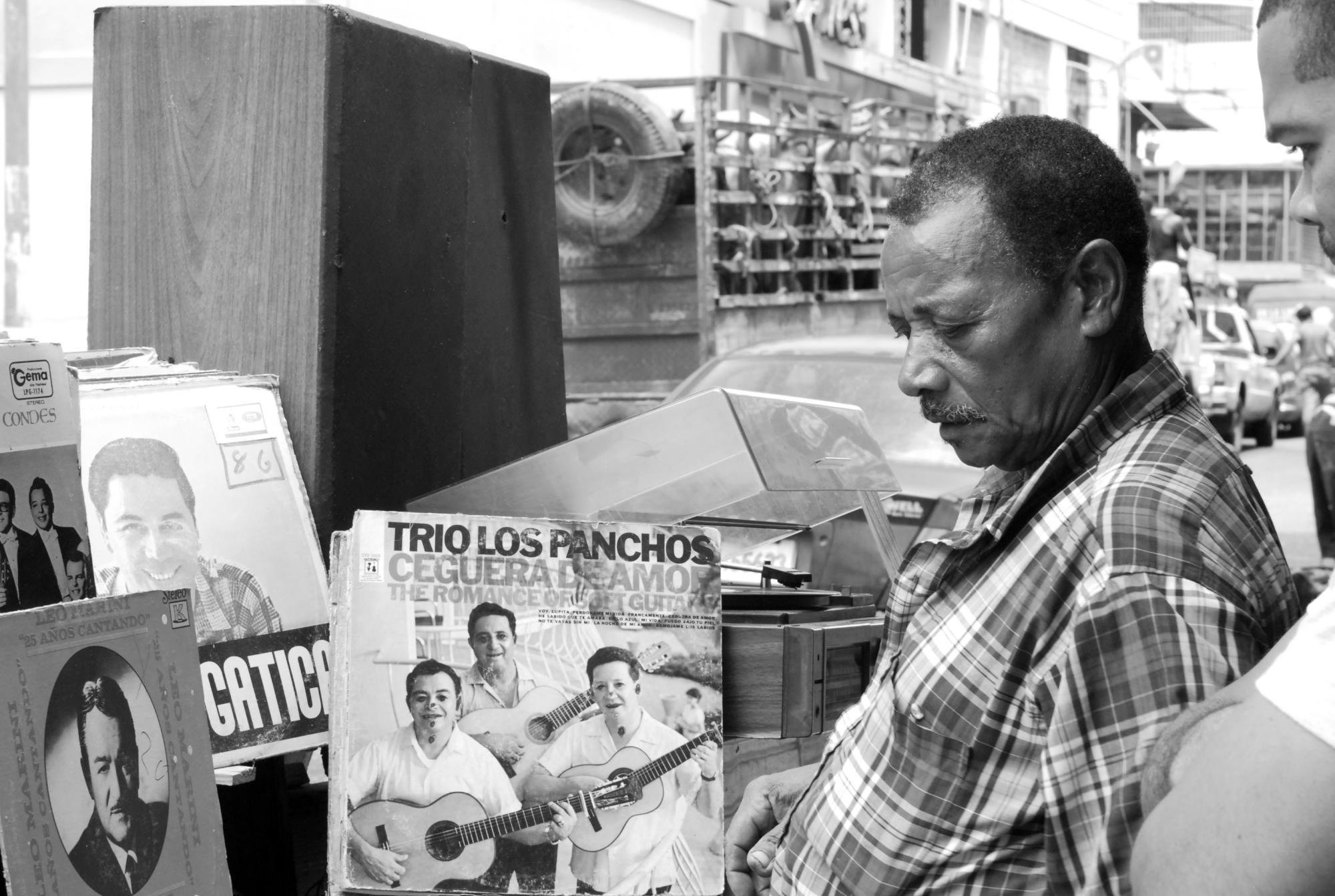 Discos de vinilo en el puesto de Otilio Soto en la avenida Mella de Santo Domingo.