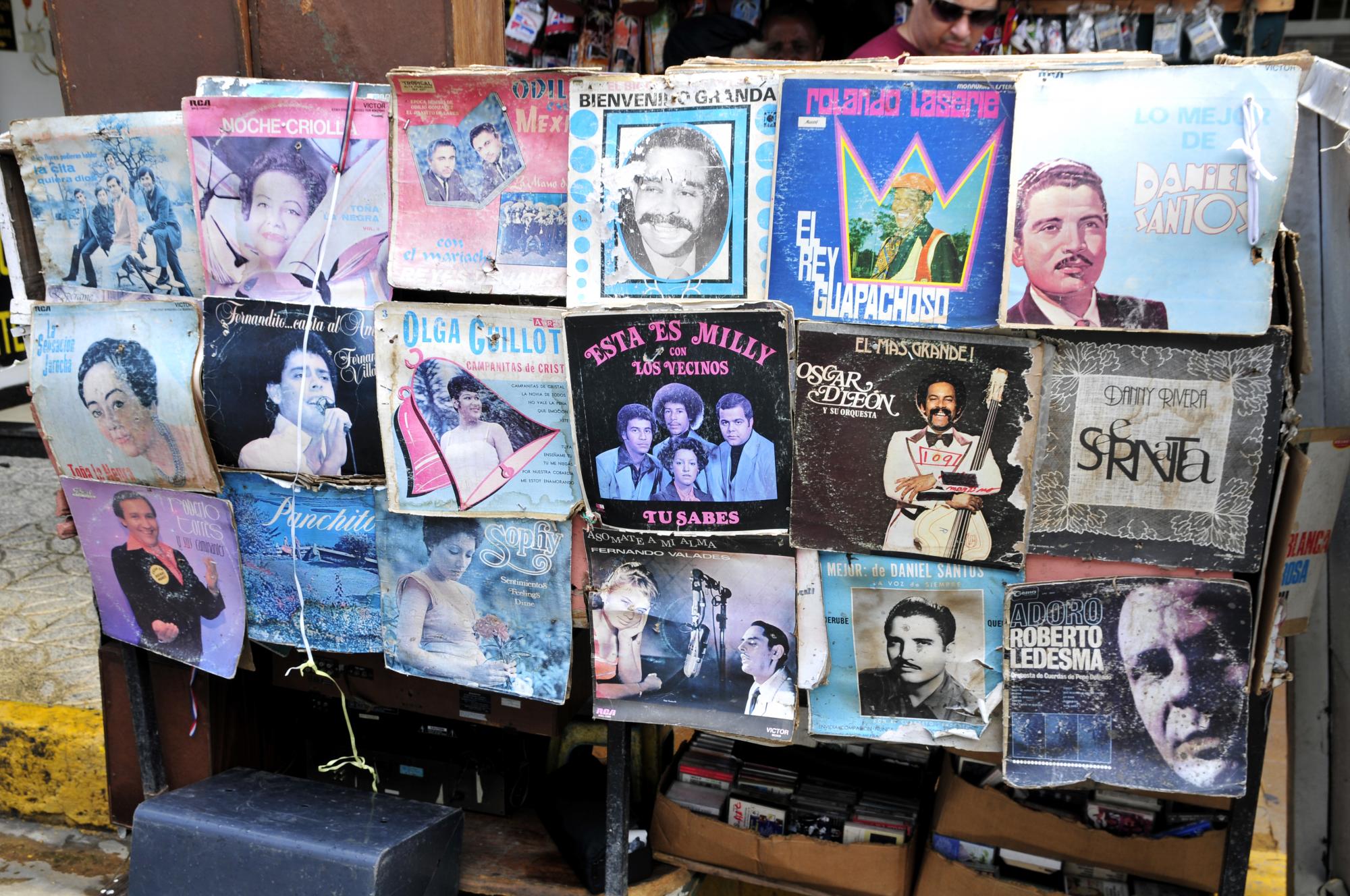 Discos de vinilo en el puesto de Otilio Soto en la avenida Mella de Santo Domingo.