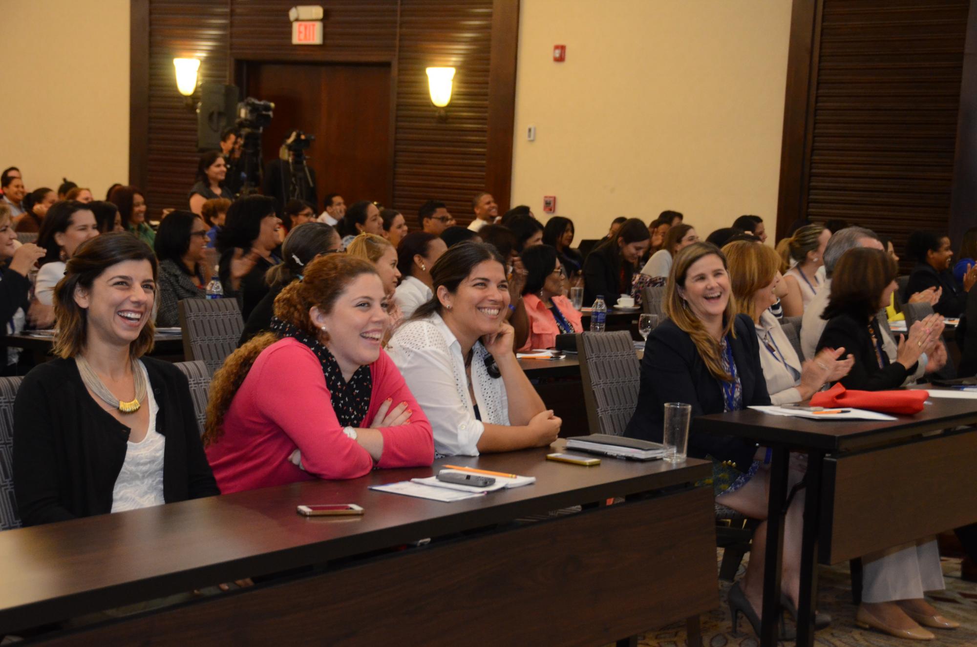 Un grupo de mujeres disfruta la presentación de un videojuego.