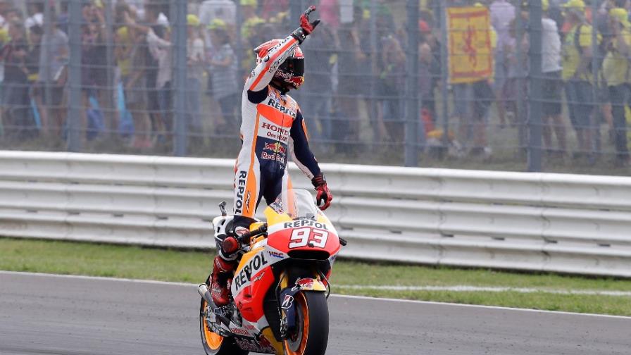 Marc Márquez gana MotoGP de San Marino; Lorenzo se estrella 