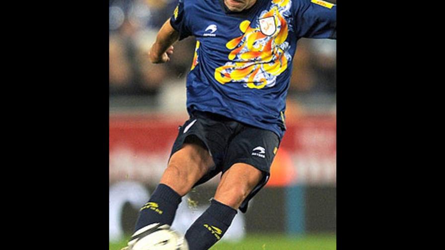 Xavi Hernández debuta en Catar con victoria y poco público