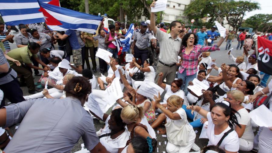 Arrestan a unas 40 damas de blanco y a una docena de disidentes en La Habana