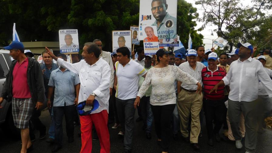 Fello Suberví encabeza recorrido y promete solucionar males del Distrito Nacional