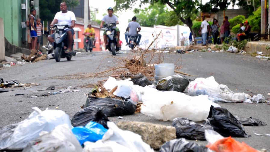Exigen justicia por muerte de joven durante huelga que se desarrolla en Moca Exigen justicia por muerte de joven durante huelga que se desarrolla en Moca