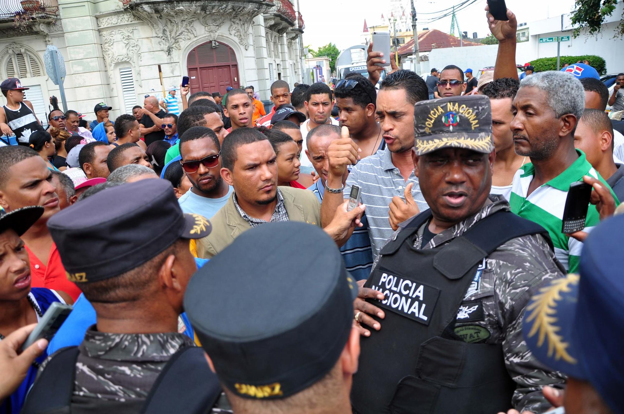 Cientos de comunitarios se movilizaron frente al edificio de la gobernación provincial, reclamando justicia por lo que califican de asesinato a manos de policías del joven perturbado mental Luis Ramón Peña Blanco, de 21 años de edad.