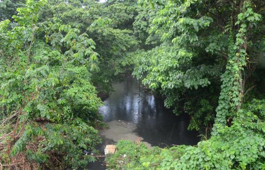 Denuncian tapan ríos para hacer solares