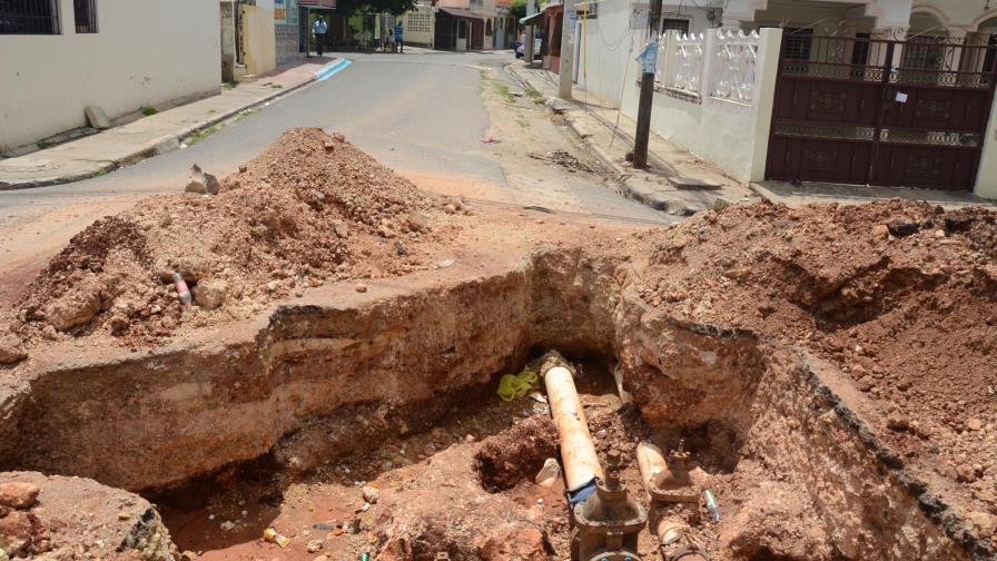 Moradores de La Esperanza exigen que la CAASD asfalte una zanja que abrió en el sector