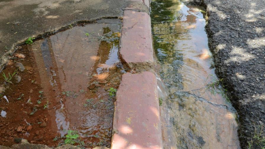 Preocupa una fuga de agua en Bello Campo, Santo Domingo Este
En Bello Campo SDE apena fuga de agua