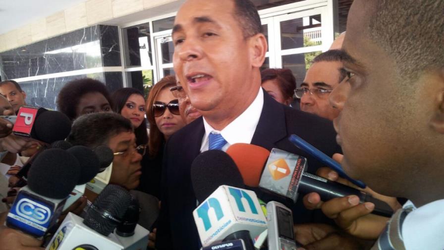 Nelson Arroyo dice diputados del PRD y del PLD fueron beneficiados con facilidades para vehículos