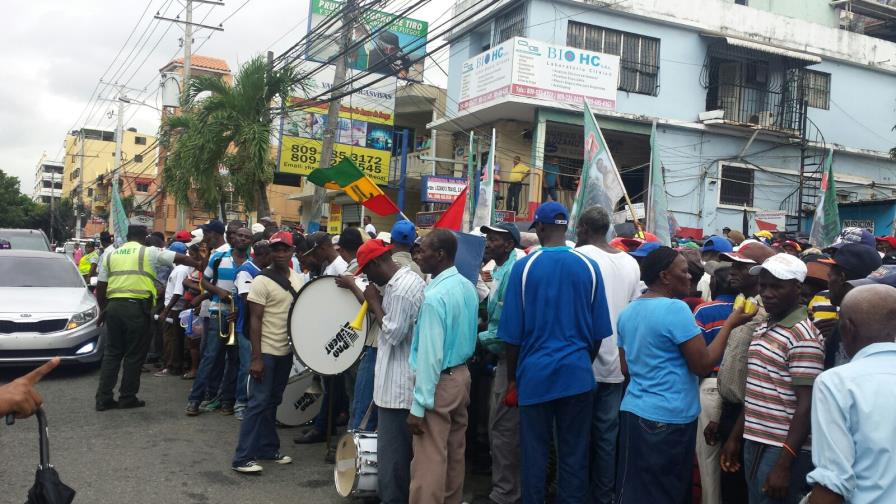 Trabajadores cañeros exigen pensiones frente al Ministerio de Hacienda