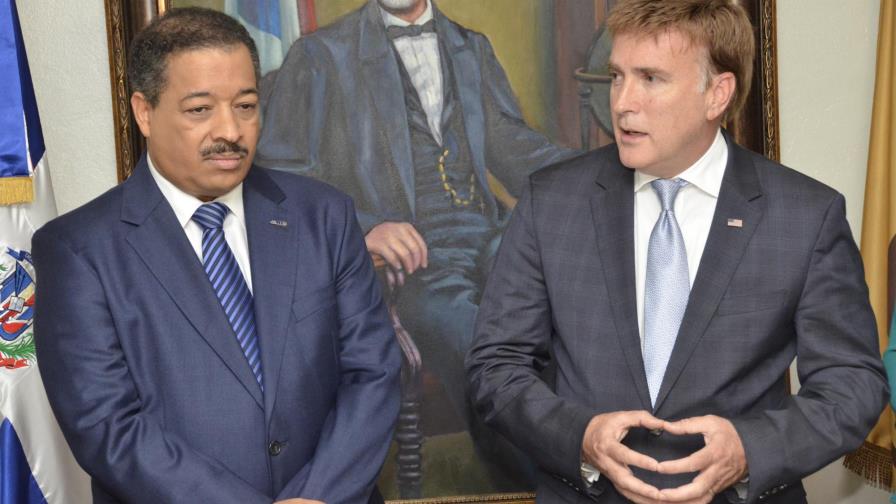 Embajador EE.UU. dice corresponde a políticos saber origen de fondos