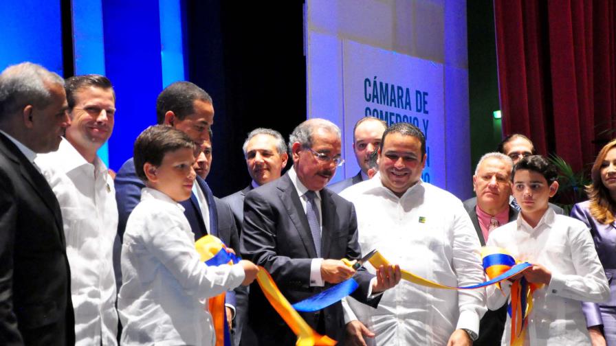 El presidente Medina anuncia un proyecto de viviendas para Santiago
Presidente Medina anuncia proyecto de viviendas para Stgo. El presidente Medina anuncia un proyecto de viviendas para Santiago
Presidente Medina anuncia proyecto de viviendas para Stgo.