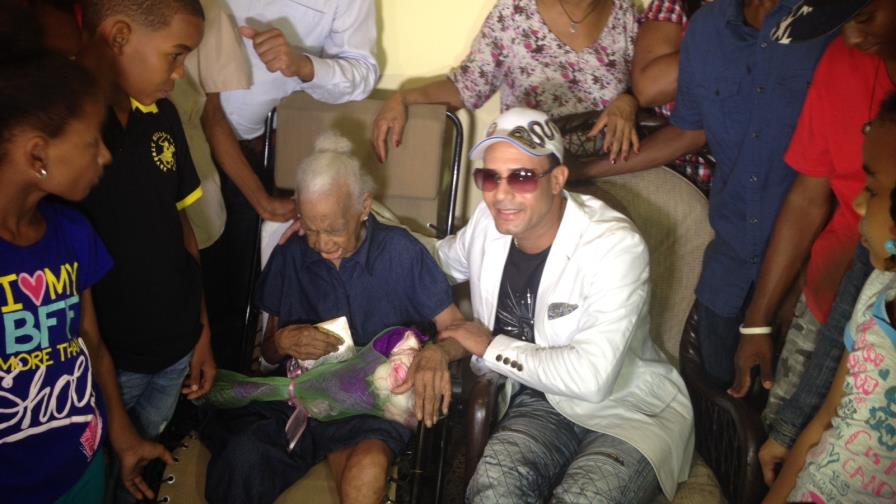 Raulín cumple deseos a su fanática de 103 años de edad