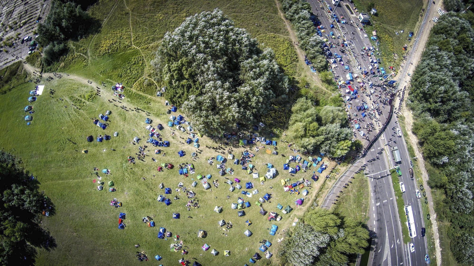Vista aérea del campo de refugiados, cerca de la frontera con Hungría cerca de Horgos al norte de Serbia.  