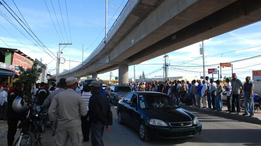 Policía municipal ultima vendedor de mangos en Villa Mella 