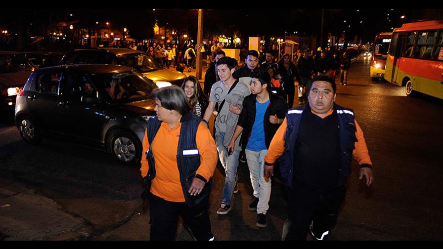 Evacuan borde costero de todo Chile por alerta de tsunami tras potente terremoto