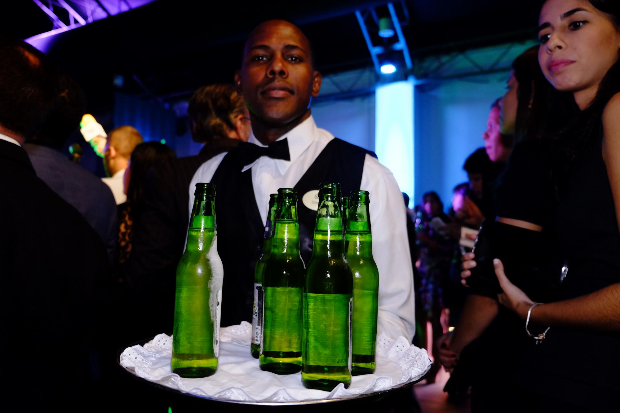 La estrella de la noche ¡y vestida de novia!