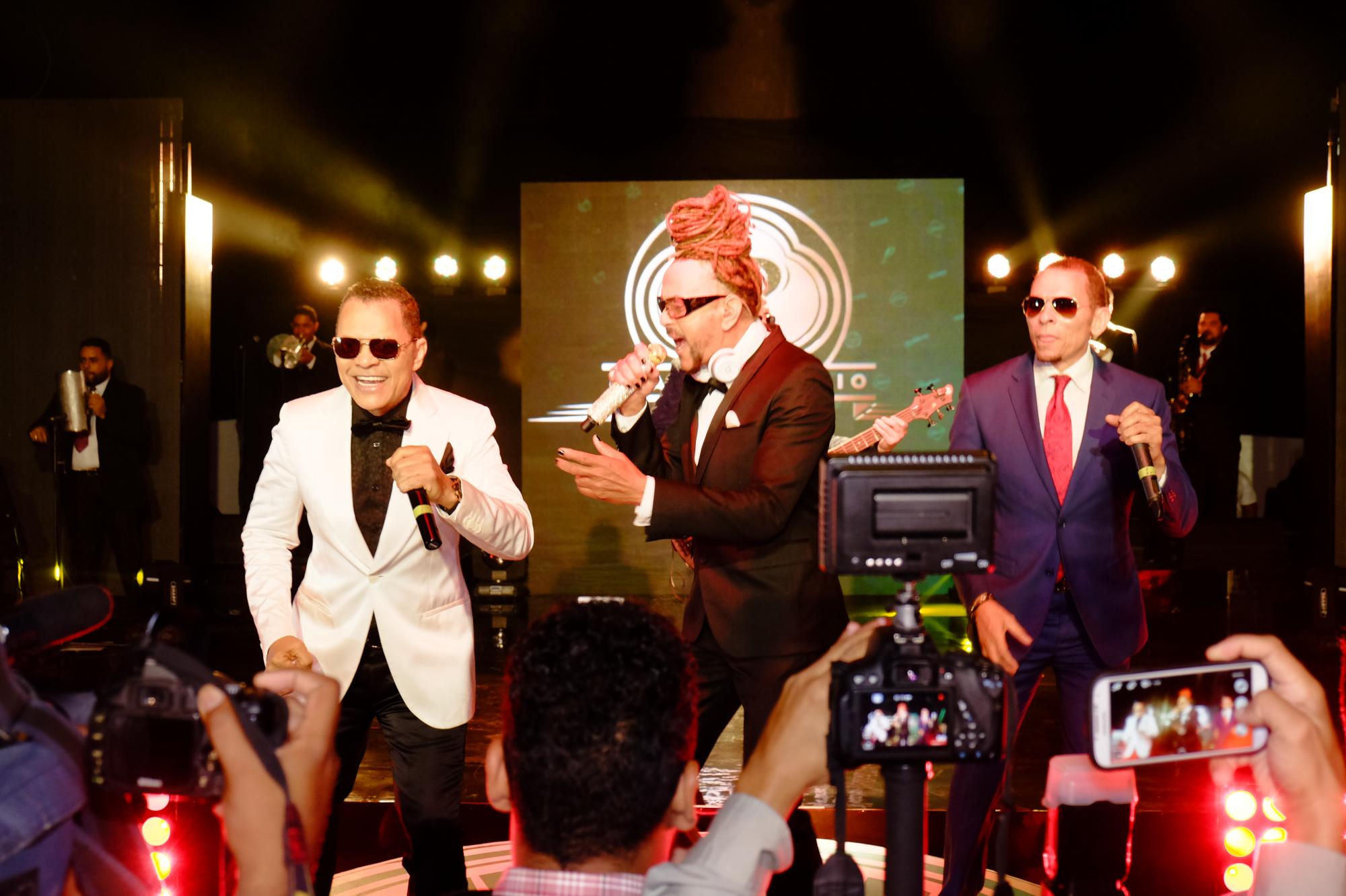 Toño y los Hermanos Rosario durante su presentación.