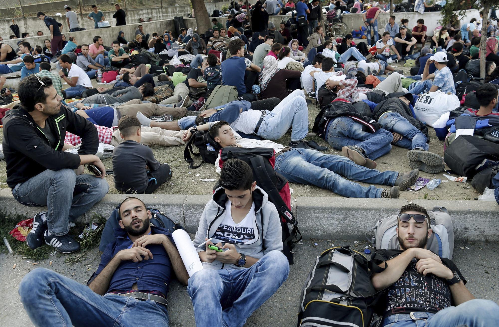 Varios refugiados sirios descansan en la estación de autobuses de Estambul, Turquía, el 15 de septiembre de 2015.  