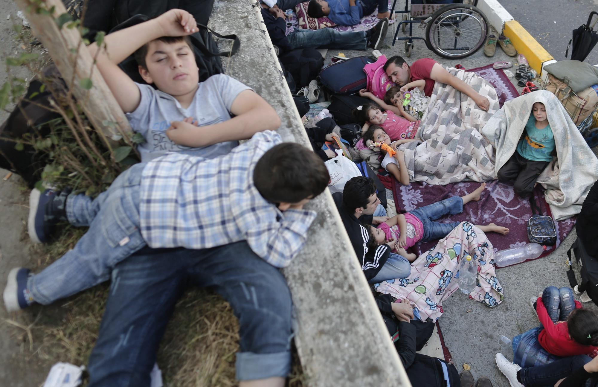 Varios refugiados sirios descansan en la estación de autobuses de Estambul, Turquía, el 15 de septiembre de 2015. 