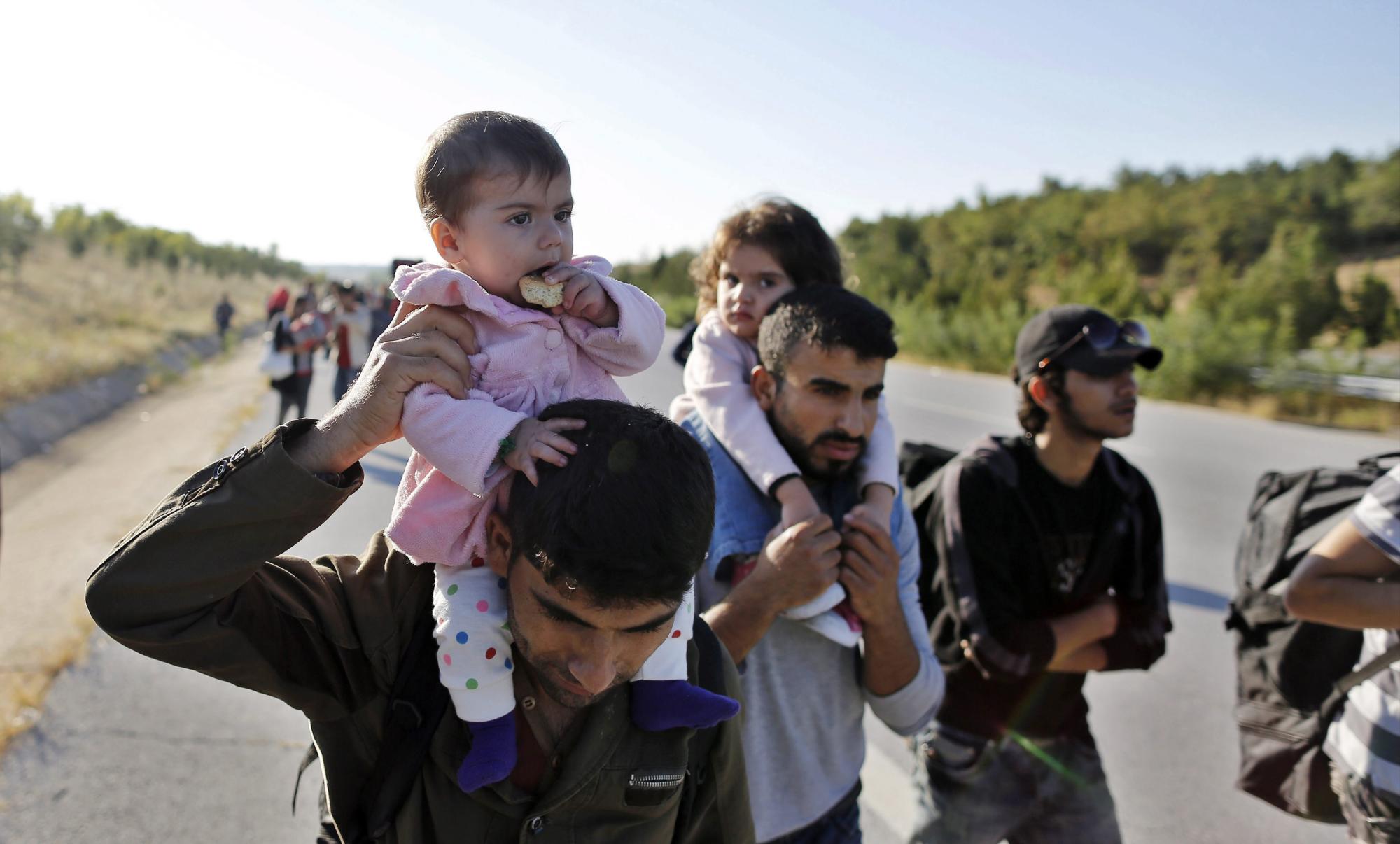 Cientos de refugiados sirios caminan por la autopista de Estambul a Edirne en un intento de cruzar la frontera hacia Grecia en Edirne (Turquía) el 15 de septiembre de 2015. 