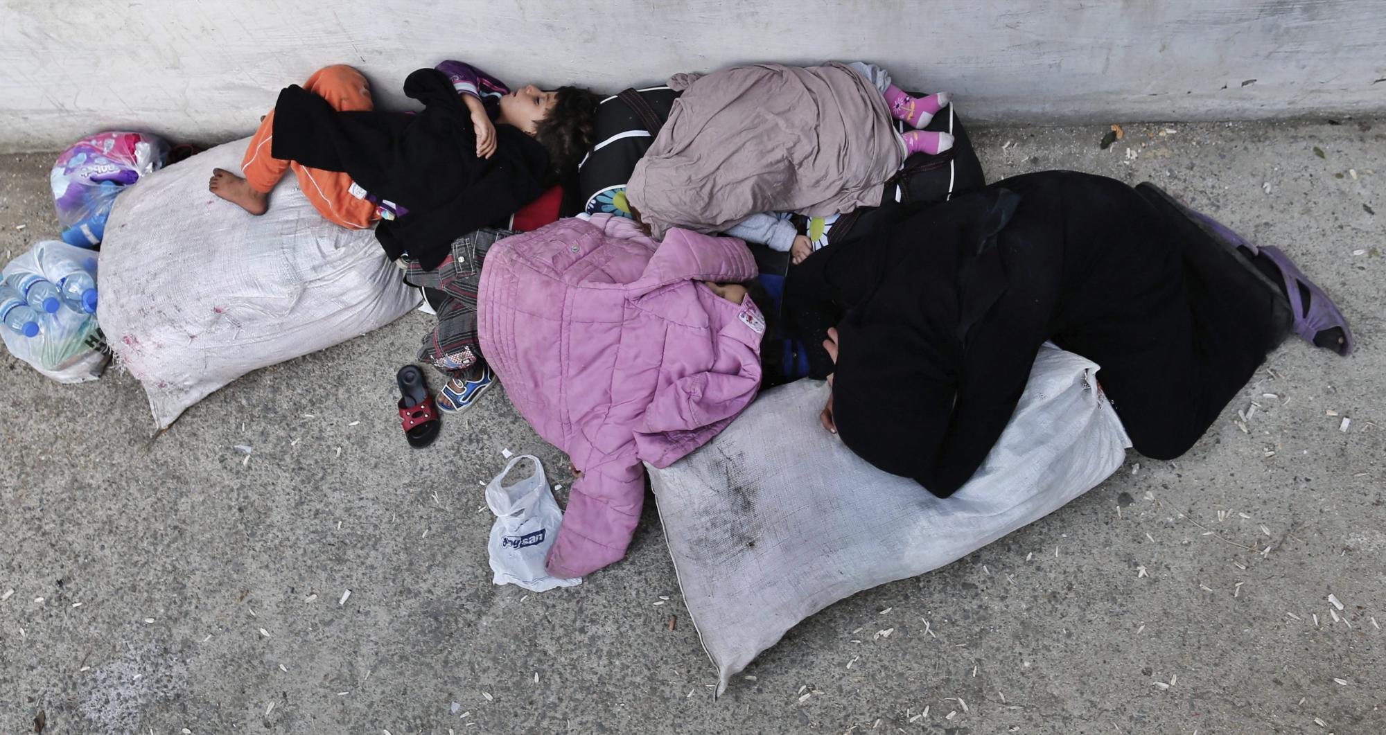 Varios refugiados sirios duermen en el suelo en la estación de autobuses de Estambul, Turquía, el 15 de septiembre de 2015. 
