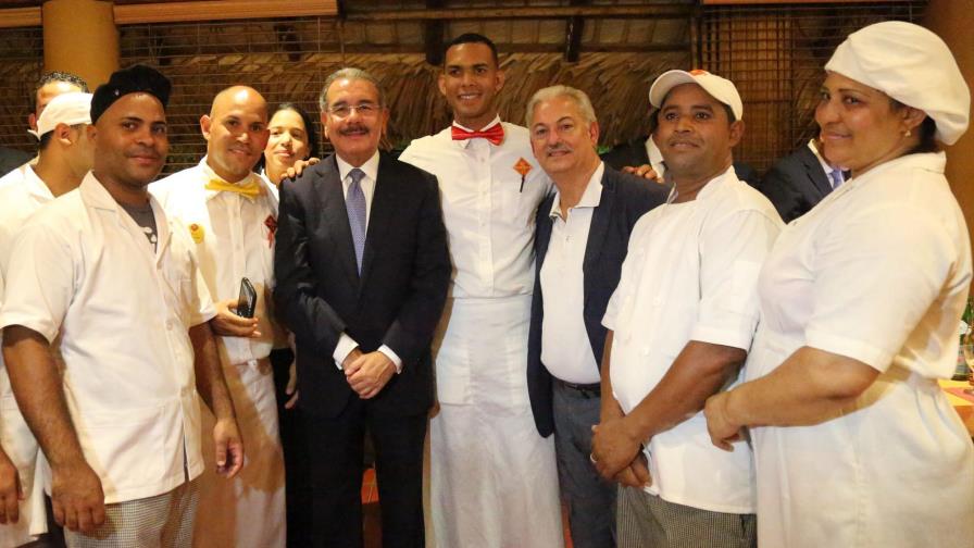 Cuando todos querían fotografiarse con Danilo durante una parada en un restaurante de Bonao
