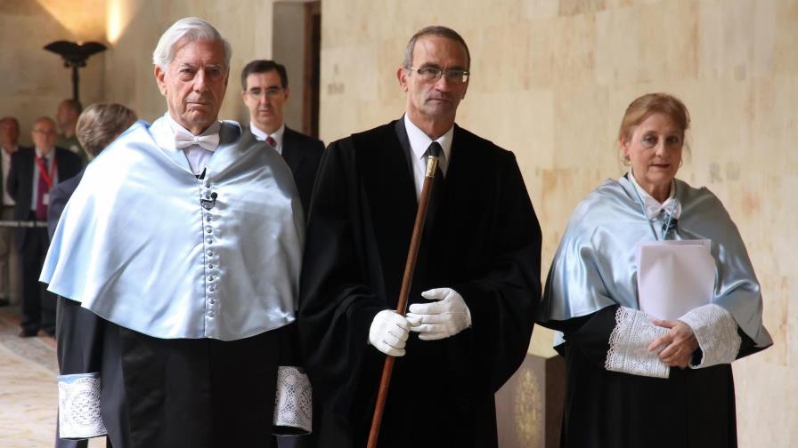 Vargas Llosa defiende la literatura porque crea personas libres e inconformes 