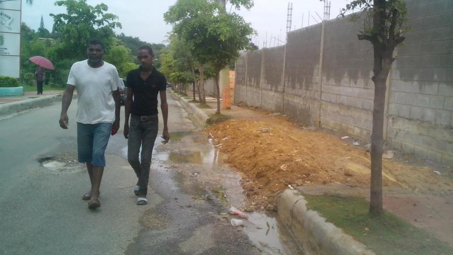 Agua se desperdicia en la carretera Duarte Vieja de Pedro Brand