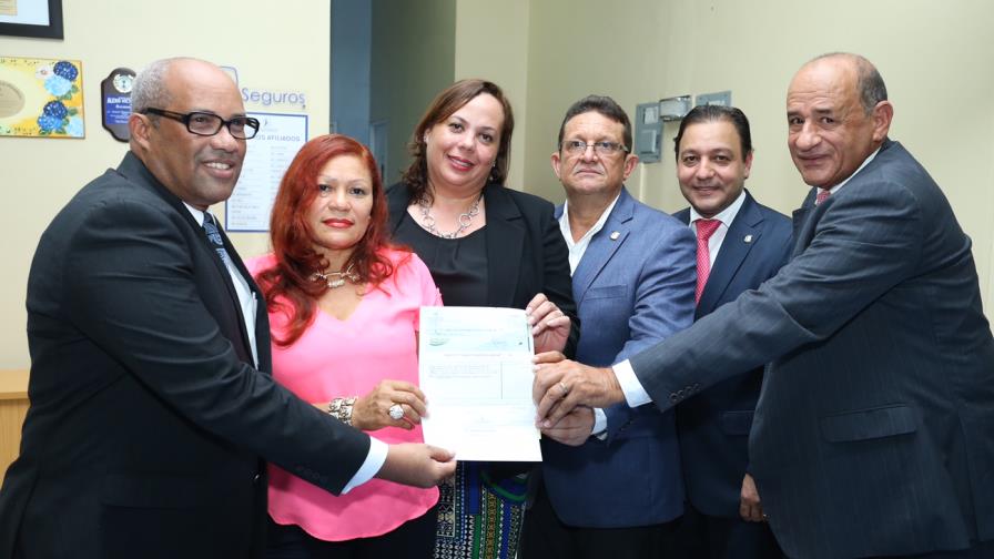 Diputados entregan RD$600 mil del “barrilito” a entidades de Cotuí y Nagua