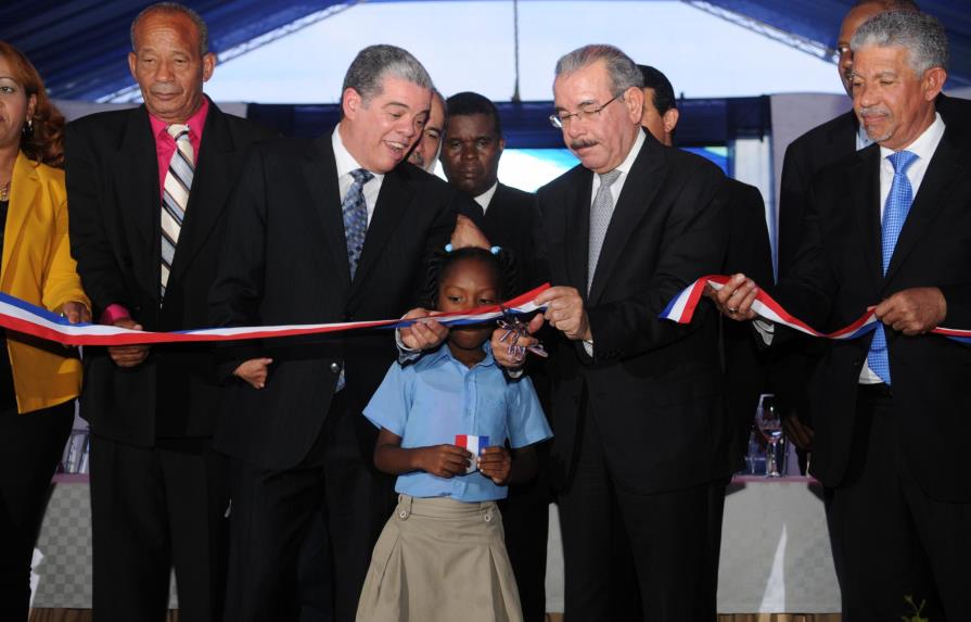 Presidente Medina inaugura en La Caleta una escuela para 945 estudiantes 