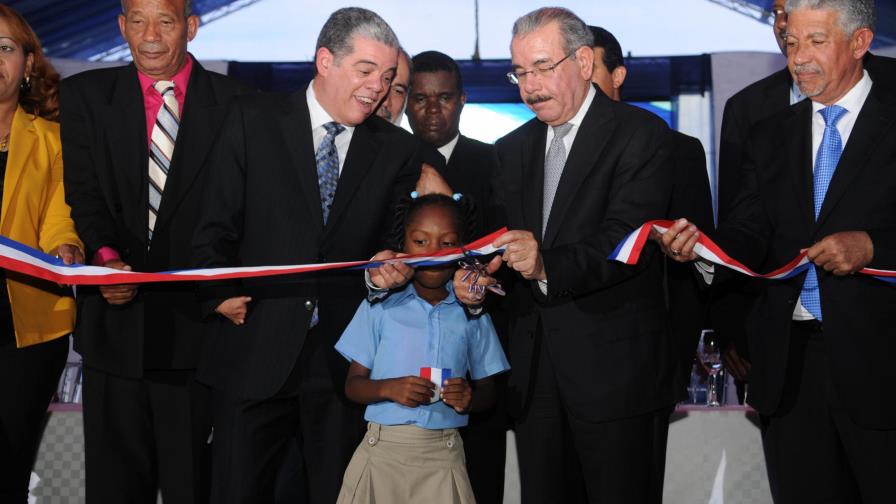 Presidente Medina inaugura en La Caleta una escuela para 945 estudiantes 