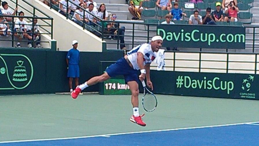 El dominicano Víctor Estrella gana el primer set en la Copa Davis