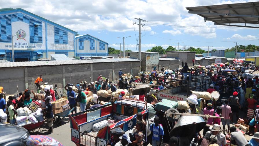 Patanas y furgones transportan mercancías hacia Haití