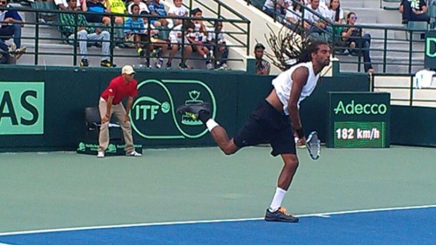 Dustin Brown gana segundo set a Víctor Estrella e iguala acciones en Copa Davis 