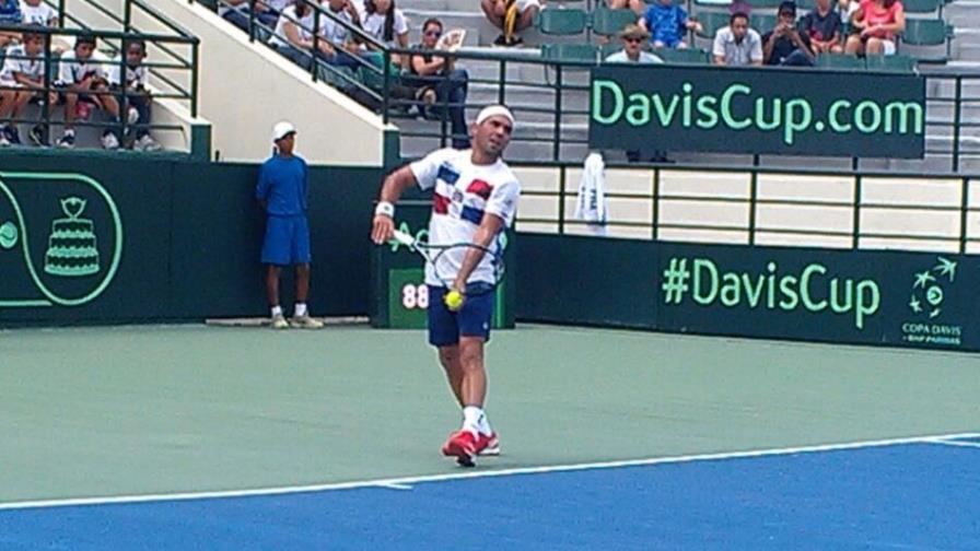 Víctor Estrella toma delantera en Copa Davis; vencen 7-6 a Dustin Brown
