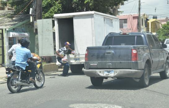 Motociclistas saquean camión con alimentos en la calle Yolanda Guzmán