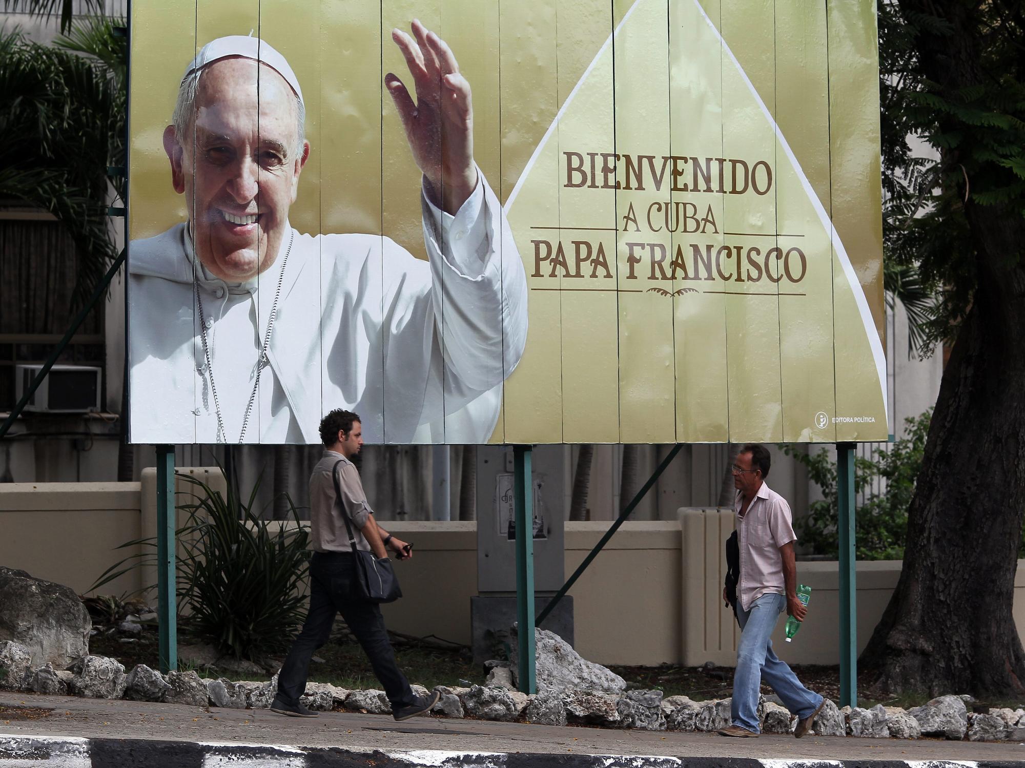 Vista de un cartel de bienvenida con la imagen del papa Francisco en La Habana (Cuba) hoy, viernes 18 de septiembre de 2015, a una día del inicio de la visita del pontífice a la isla. 