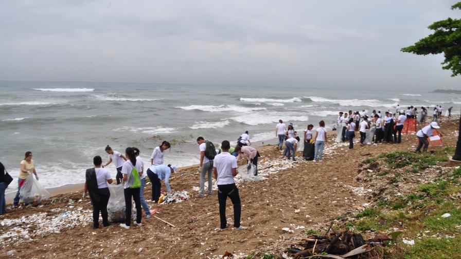 Medio Ambiente intensifica acciones de limpieza y saneamiento en las riberas de los ríos Ozama e Isabela