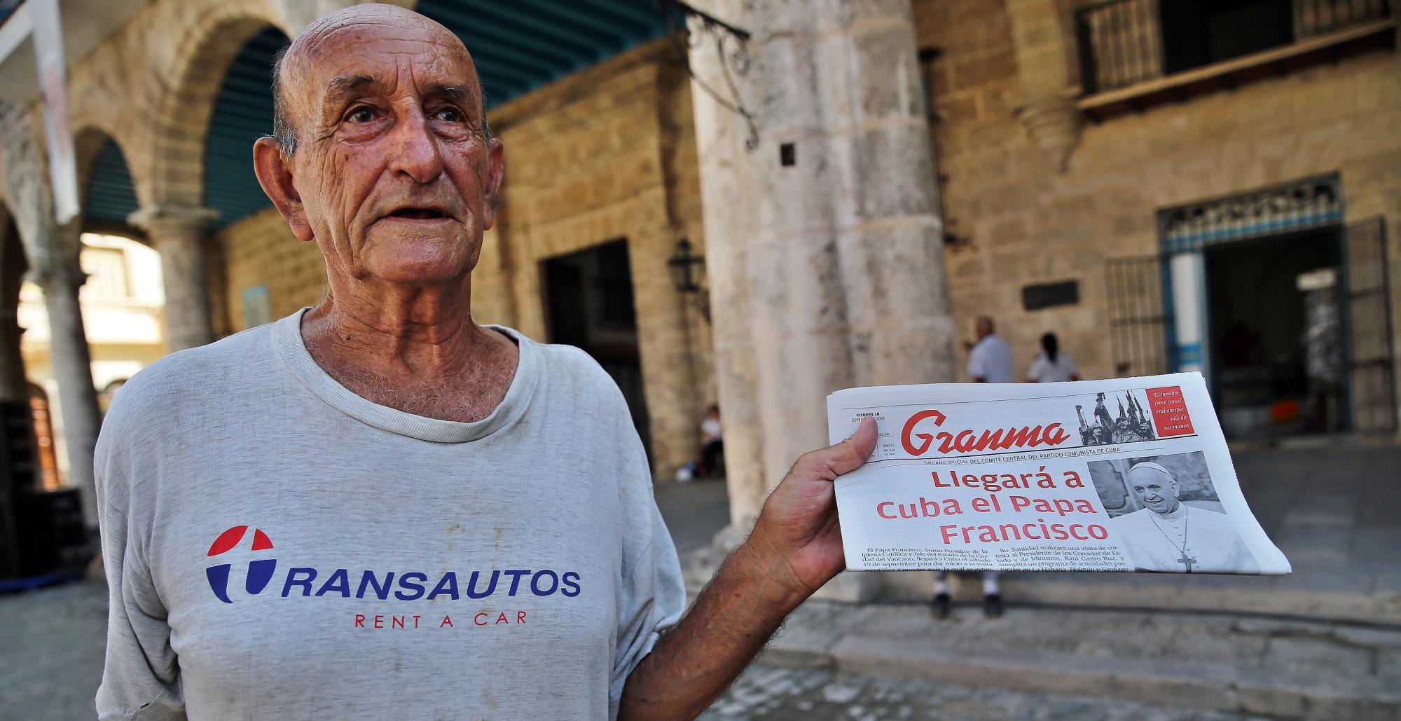 Un hombre vende el diario Granma en cuya portada se observa al papa Francisco, en La Habana (Cuba) el 18 de septiembre de 2015. 