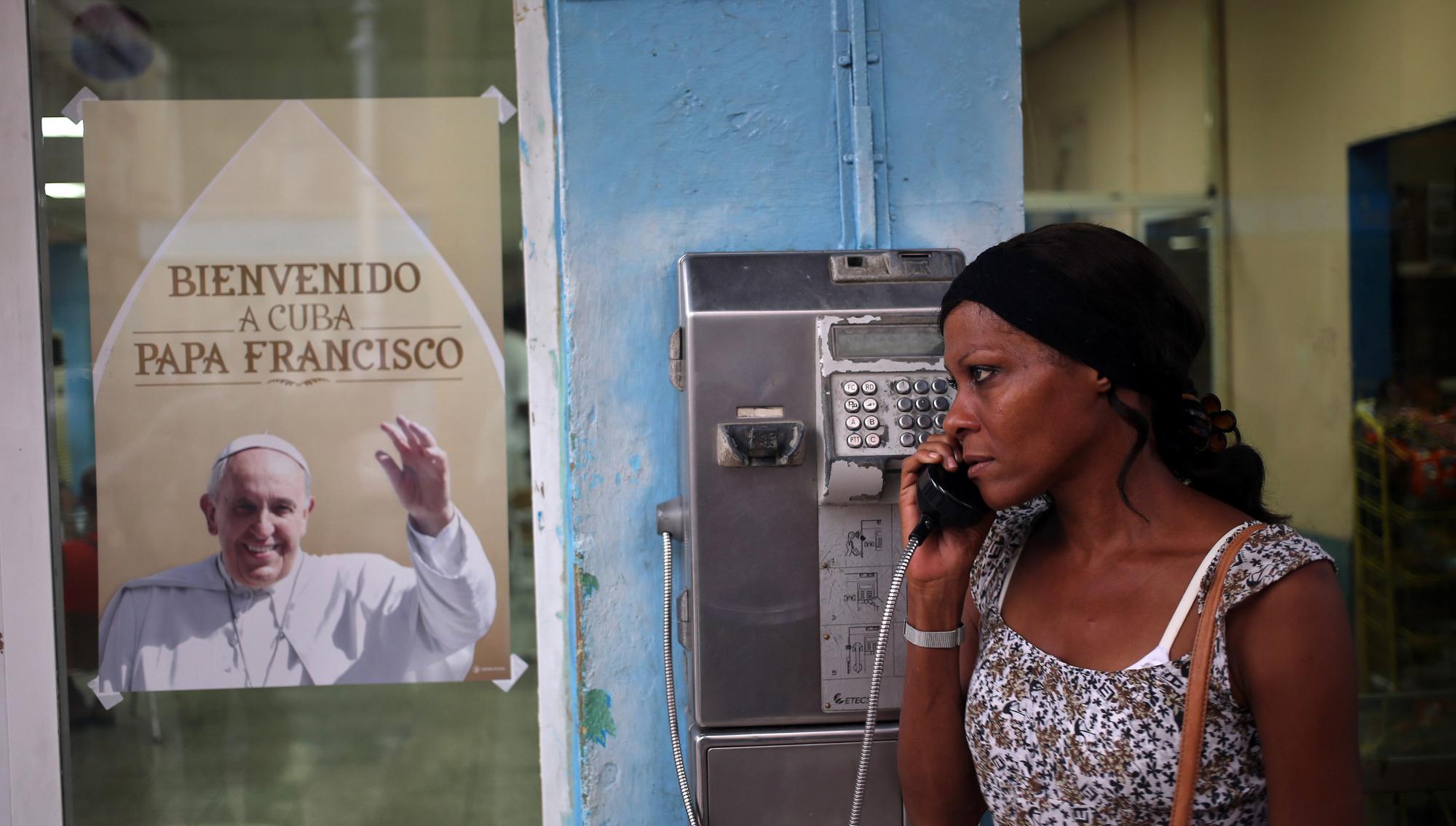 Una mujer habla por teléfono junto a un cartel con la imagen del papa Francisco, en La Habana (Cuba) el  viernes 18 de septiembre de 2015. 