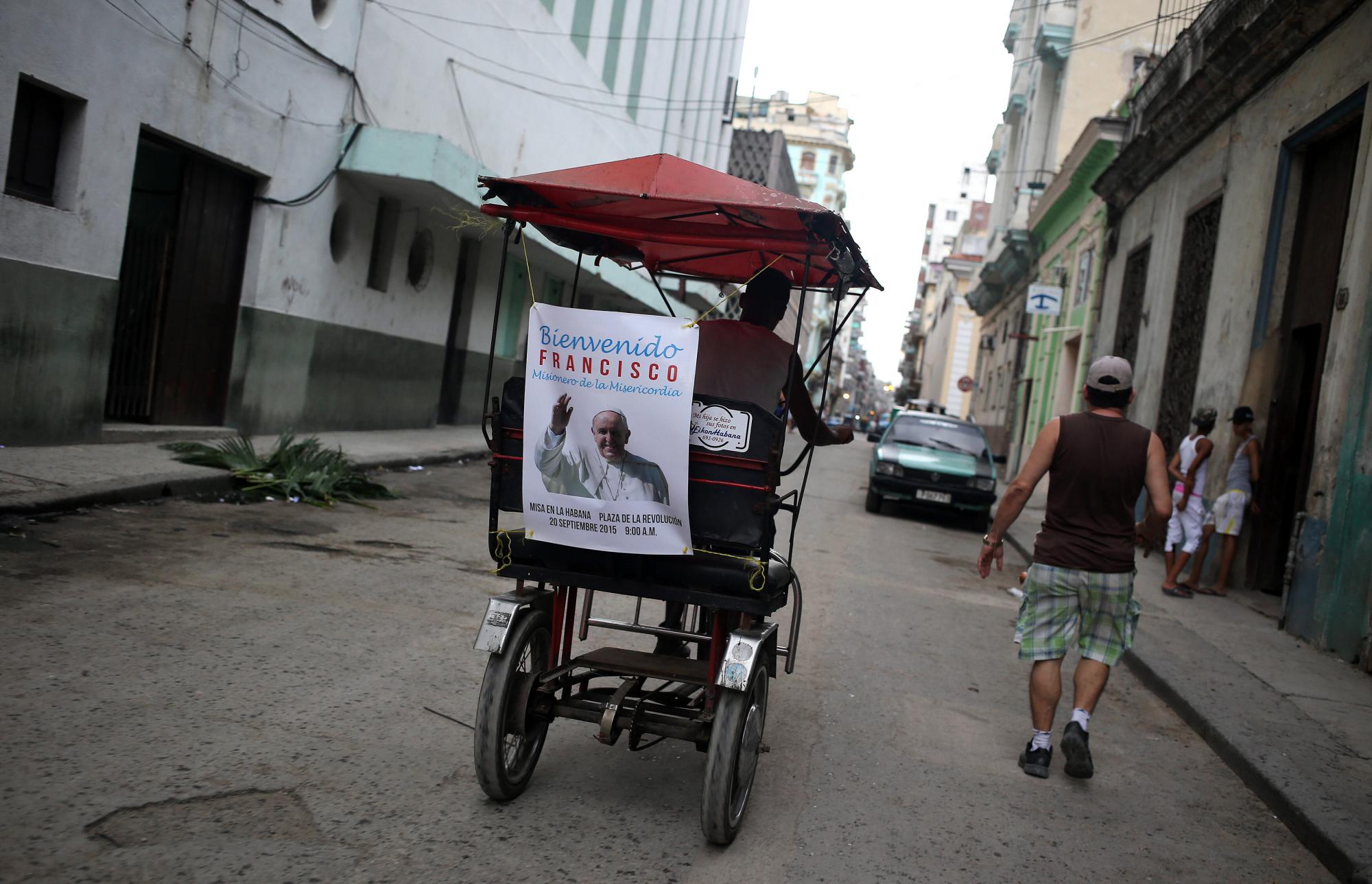 Un bicitaxi circula con un cartel con la imagen del papa Francisco en La Habana (Cuba) el viernes 18 de septiembre de 2015. 