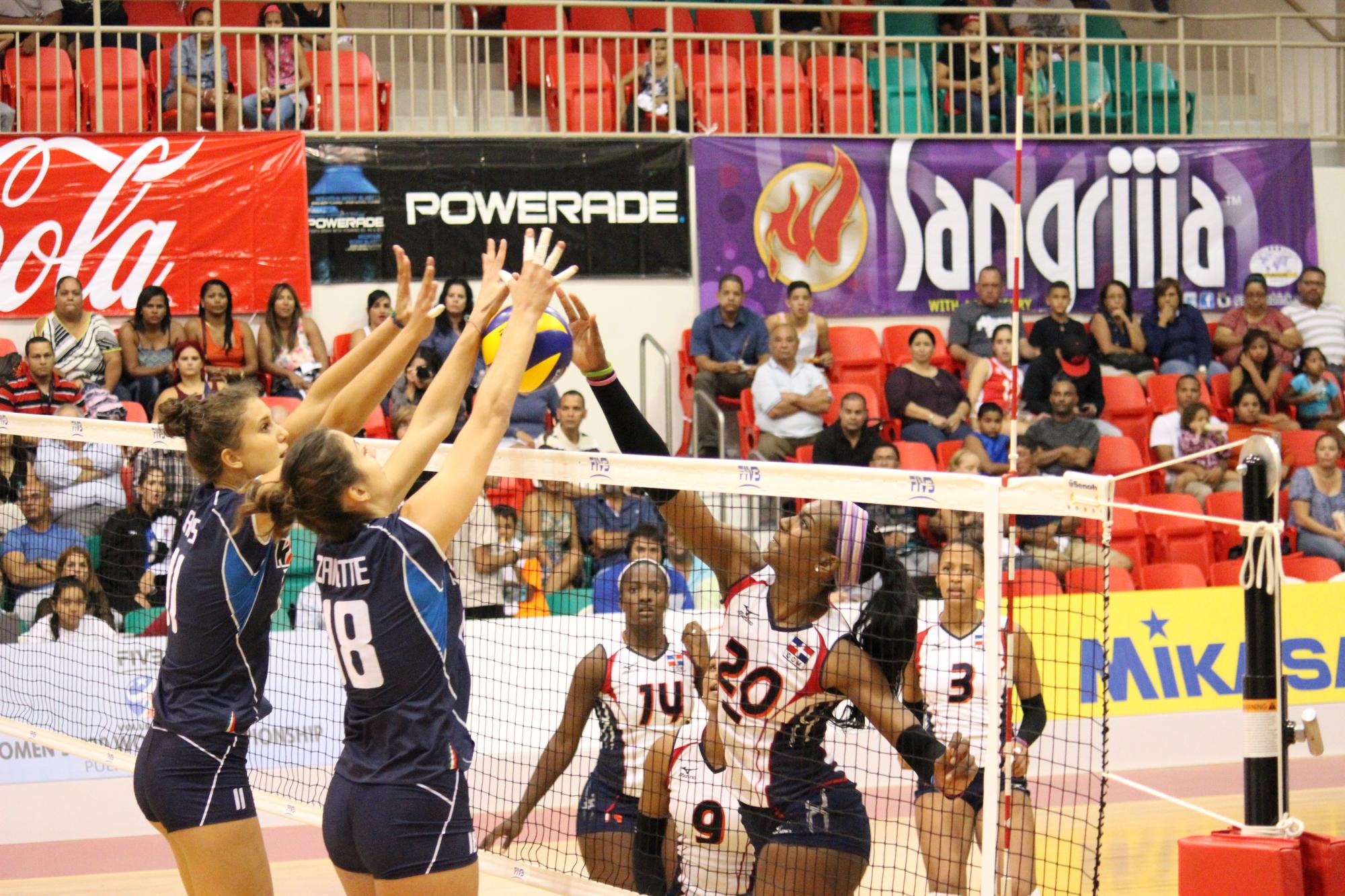 Brayelin Martínez realiza un ataque contra las italianas.